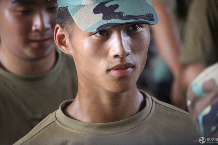 “四川最美大学”2018新生冒酷暑军训已3周，吃饭也列队