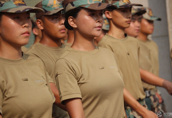 “四川最美大学”2018新生冒酷暑军训已3周，吃饭也列队