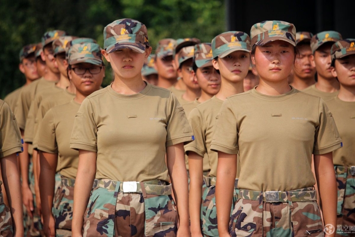 “四川最美大学”2018新生冒酷暑军训已3周，吃饭也列队