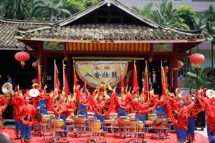端午节广西博物馆民族文物苑举行“粽王争霸”赛，除了粽子争霸，还举行民俗体验和文艺表演。