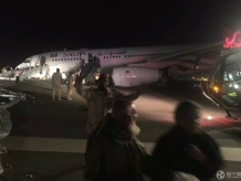 起落架故障 沙特一空客A330客机“机鼻着地”滑行喷出火花