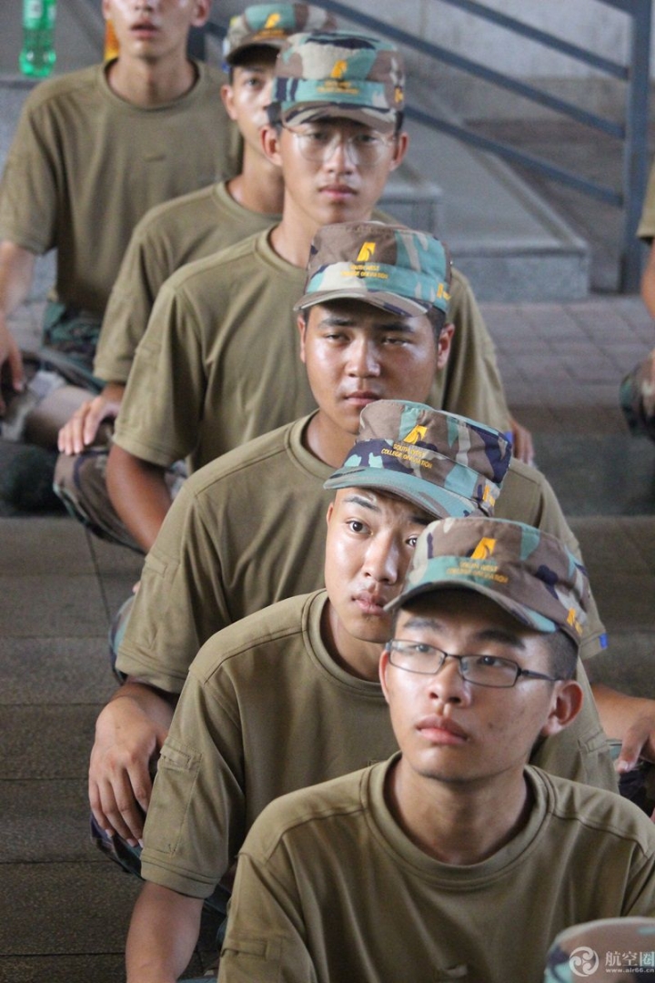 “四川最美大学”2018新生冒酷暑军训已3周，吃饭也列队