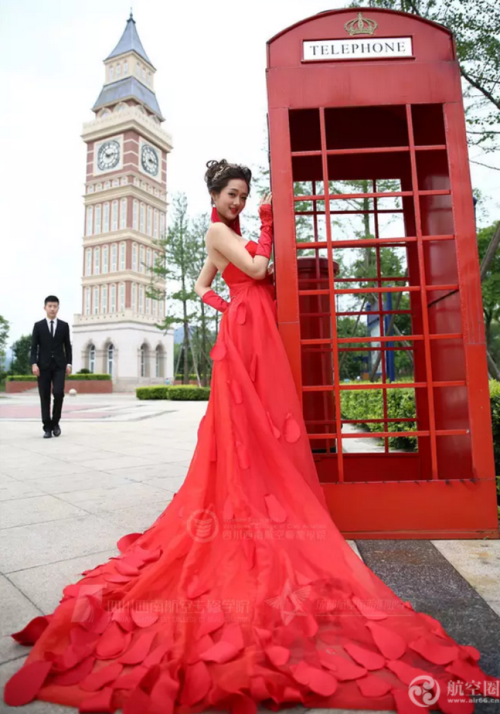 准空姐、空少别出心裁，穿着婚纱拍另类毕业照。