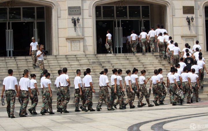“四川最美大学”2018新生冒酷暑军训已3周，吃饭也列队