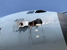 西班牙空军运输机遭遇鸟击 机身蒙皮被击穿