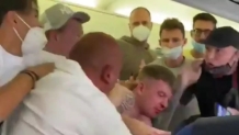 两名男子在飞机上酒后拒戴口罩被群殴 下机后又遭逮捕