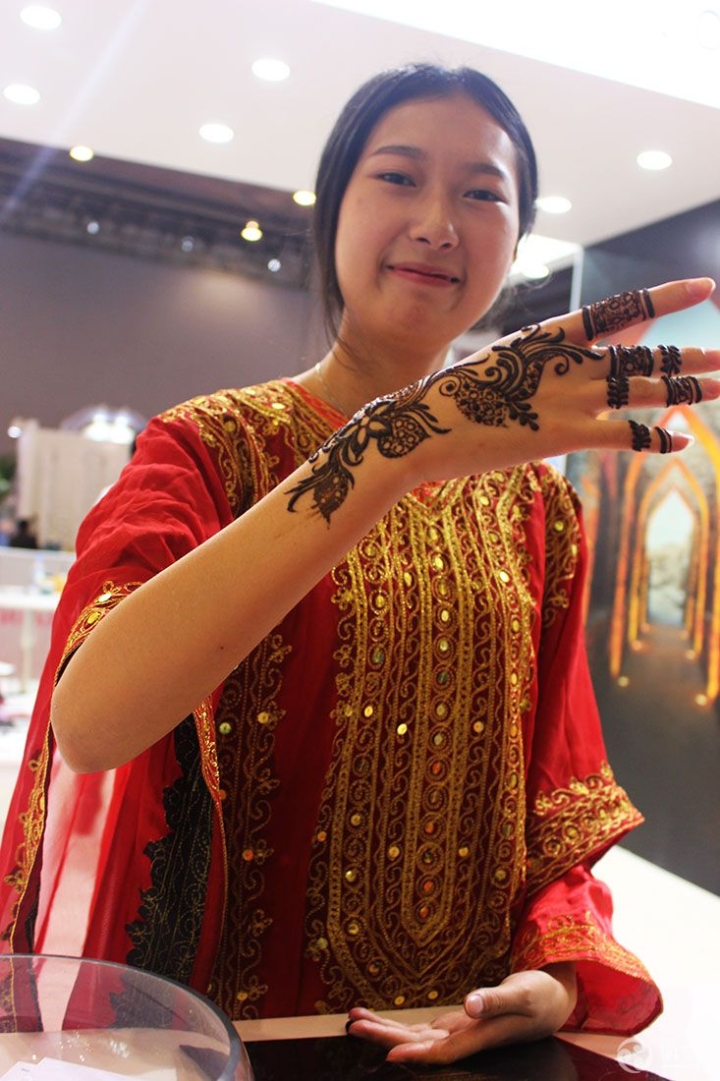 巴林机场展区工作人员，中国女生演绎外国风情。