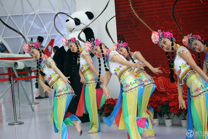 四川航空空姐多才多艺，在四川航展上表演舞蹈
