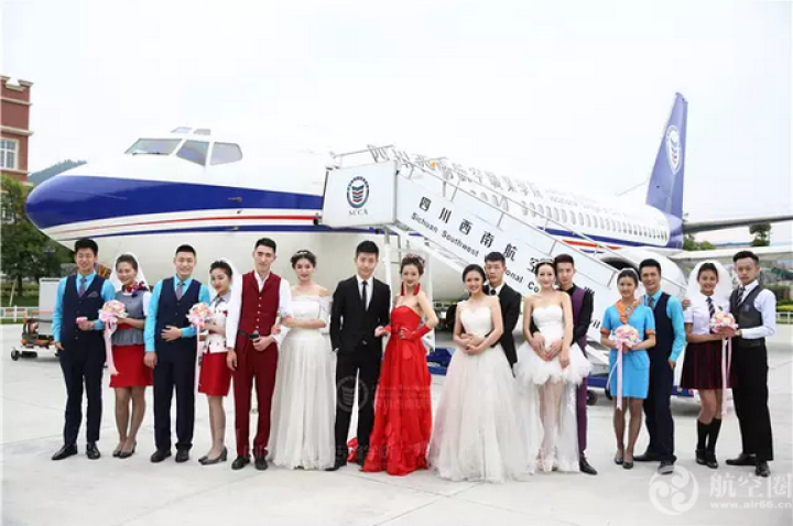 准空姐、空少别出心裁，穿着婚纱拍另类毕业照。