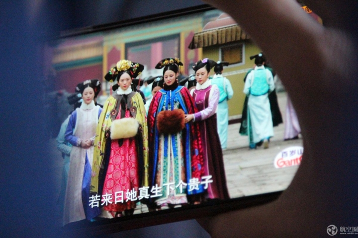 8月27日，四川航空南宁至成都的航班上，一位乘客登机后就开始用手机追剧，观看《如懿传》。