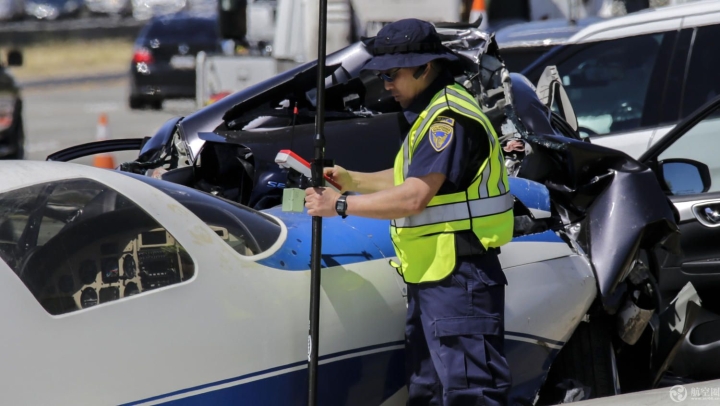 小飞机高速公路上追尾汽车