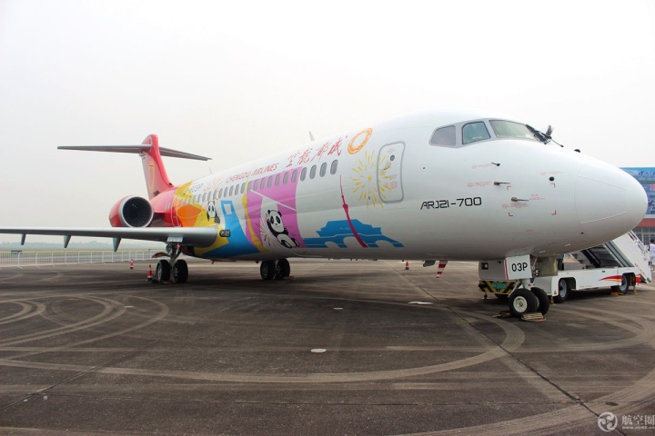 中国国产喷气式支线飞机ARJ21亮相四川航展并进行展示飞行