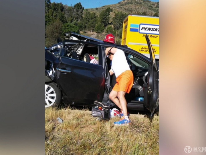 小飞机高速公路上追尾汽车