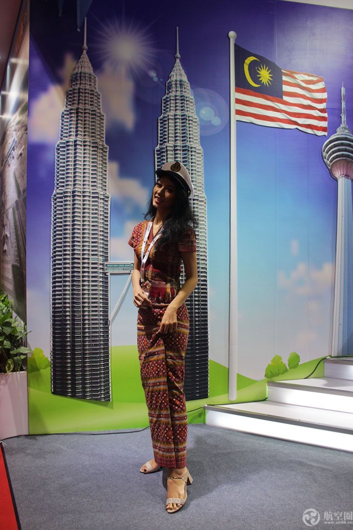 缅甸机场美女在马来西亚展区拍照