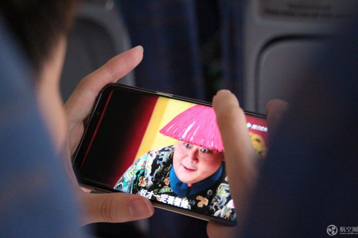 8月27日，四川航空南宁至成都的航班上，一位乘客登机后就开始用手机追剧，观看《如懿传》。