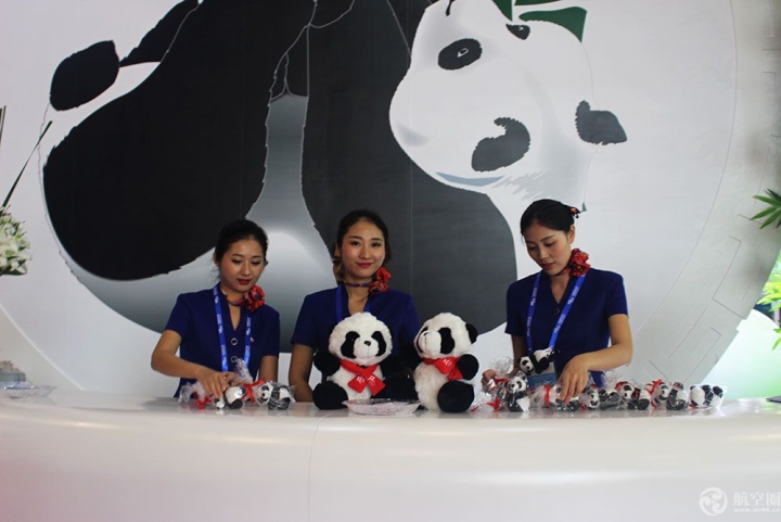 成都双流国际机场展台漂亮的女工作人员