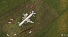 俄罗斯一架空客A321飞机遭鸟击迫降玉米地 74人受伤无死亡