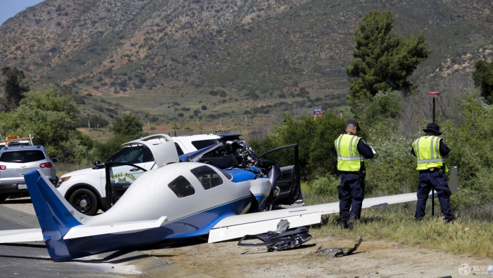 小飞机高速公路上追尾汽车