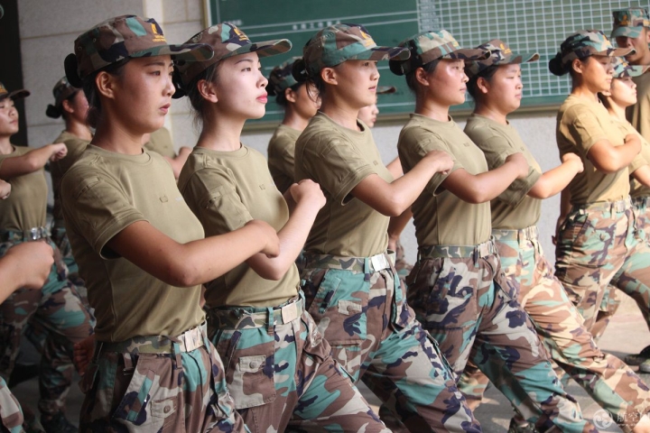 “四川最美大学”2018新生冒酷暑军训已3周，吃饭也列队