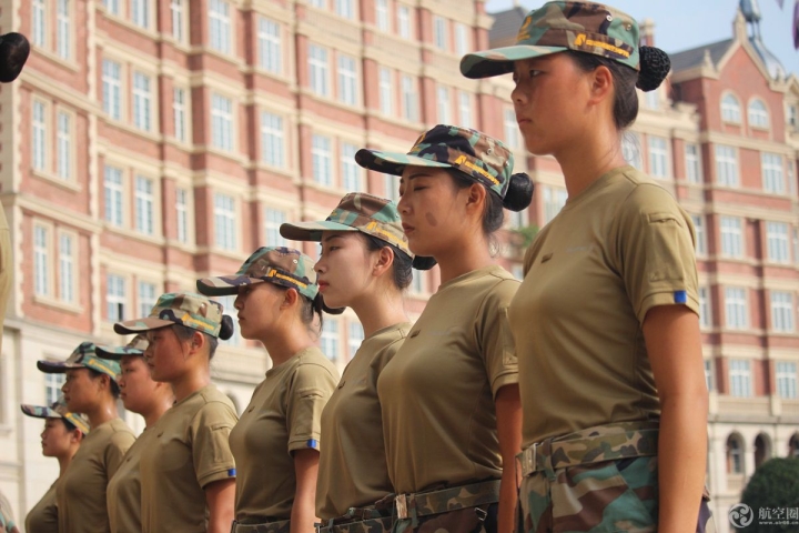 “四川最美大学”2018新生冒酷暑军训已3周，吃饭也列队