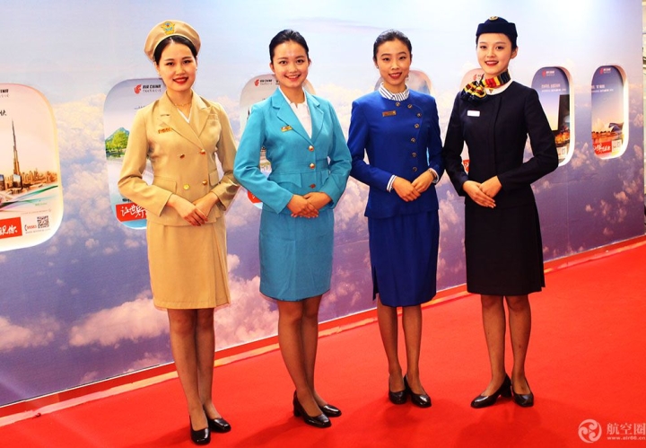 中国国际航空空姐展示四代制服。