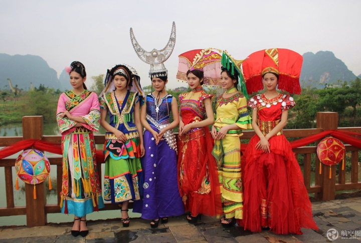 三月三广西龙谷湾恐龙公园举行民族服饰秀