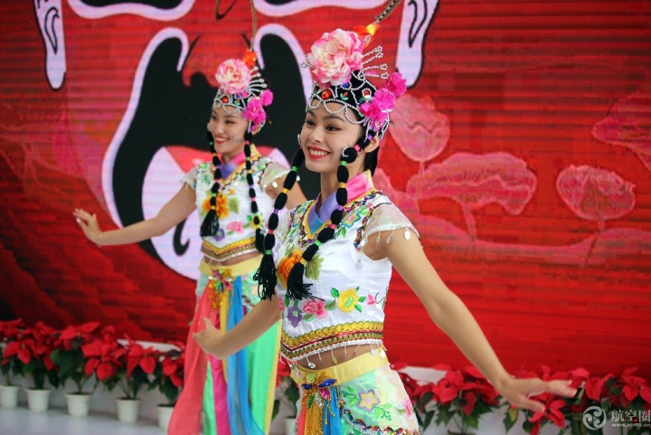 四川航空空姐多才多艺，在四川航展上表演舞蹈