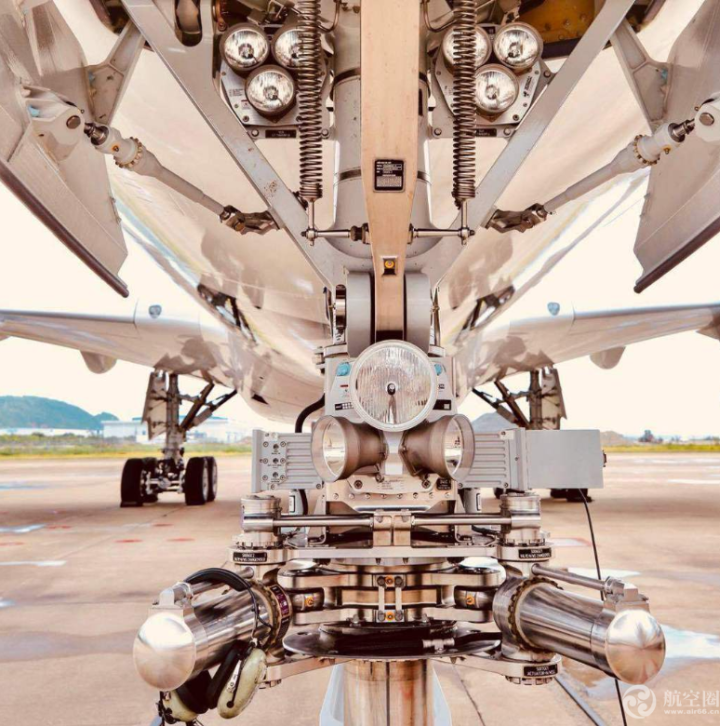 8月13日，四川航空首架A350飞抵珠海金湾机场，开展训练飞行业务。