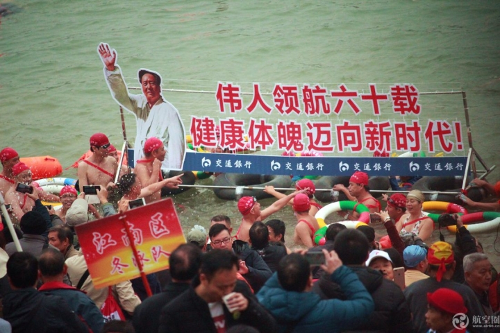 2018年1月1日，广西南宁举行一年一度的邕江冬泳活动，3600人参加，不少人携带大幅毛泽东画像参加冬泳。