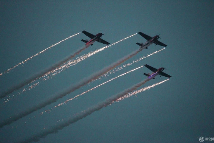 10月2日傍晚，欧洲环球之星特技飞行表演队在2019四川航展上进行焰火特技飞行。