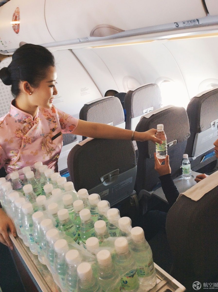红航空姐身着旗袍送新春祝福  