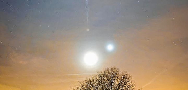 摄影师拍到月亮金星火星空间站齐聚