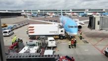 国际机场发生意外事故！卡车撞坏飞机 航班取消