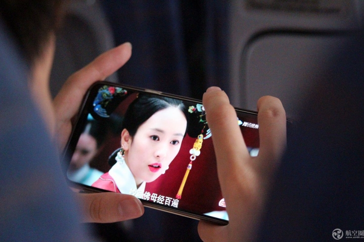 8月27日，四川航空南宁至成都的航班上，一位乘客登机后就开始用手机追剧，观看《如懿传》。