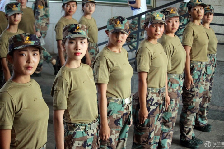 “四川最美大学”2018新生冒酷暑军训已3周，吃饭也列队