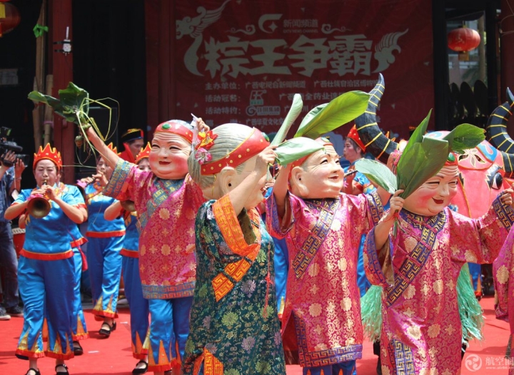 端午节广西博物馆民族文物苑举行“粽王争霸”赛，除了粽子争霸，还举行民俗体验和文艺表演。