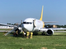 美国一架波音737飞机起飞时冲出跑道 导致两条跑道关闭