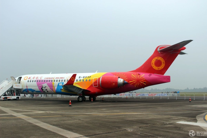 中国国产喷气式支线飞机ARJ21亮相四川航展并进行展示飞行