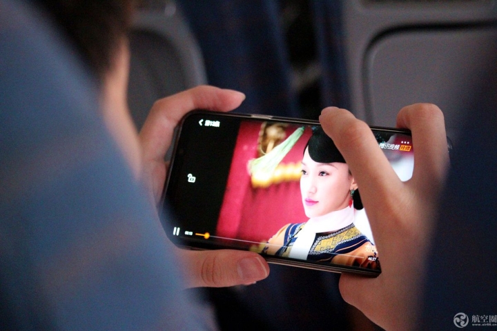 8月27日，四川航空南宁至成都的航班上，一位乘客登机后就开始用手机追剧，观看《如懿传》。
