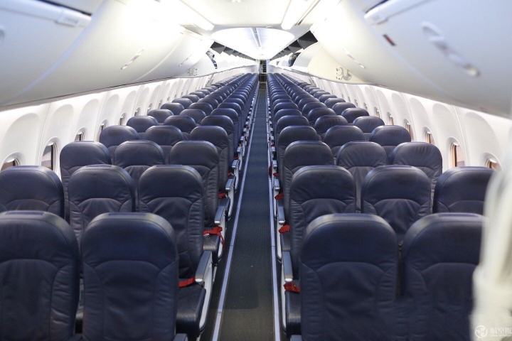 5月15日，瑞丽航空新引进的两架波音B737-800型飞机先后降落在昆明长水国际机场