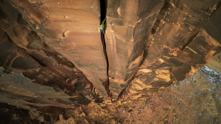 美国犹他州盐湖城户外运动圣地Moab(摩崖)拍摄的一张攀岩照。