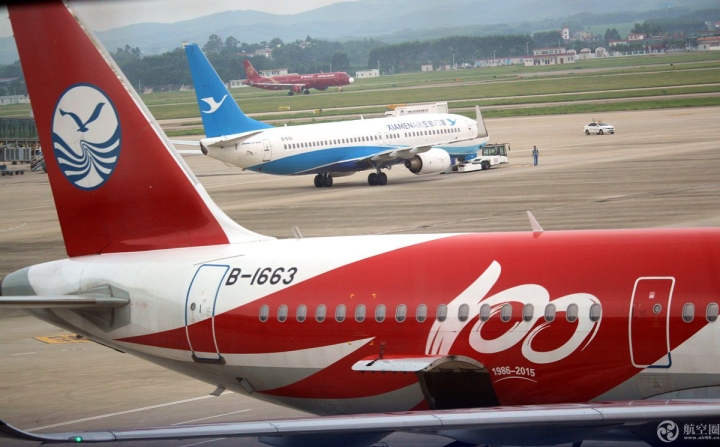 这架飞机是四川航空的第一百架飞机，彩绘涂装。。