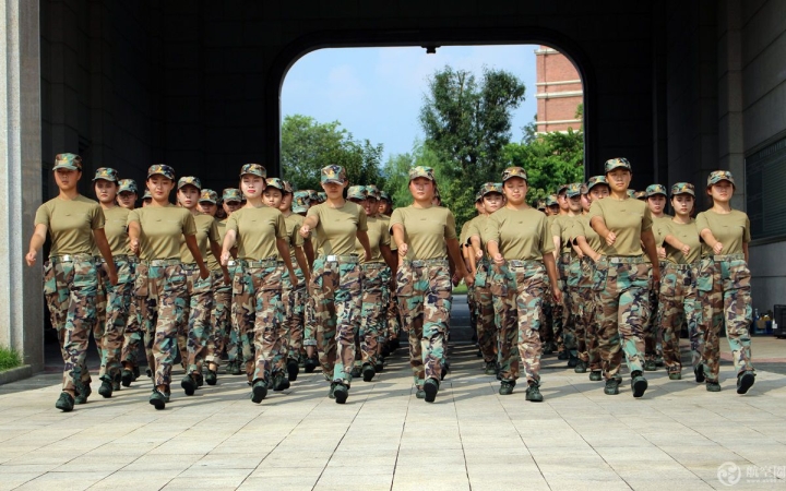 “四川最美大学”2018新生冒酷暑军训已3周，吃饭也列队