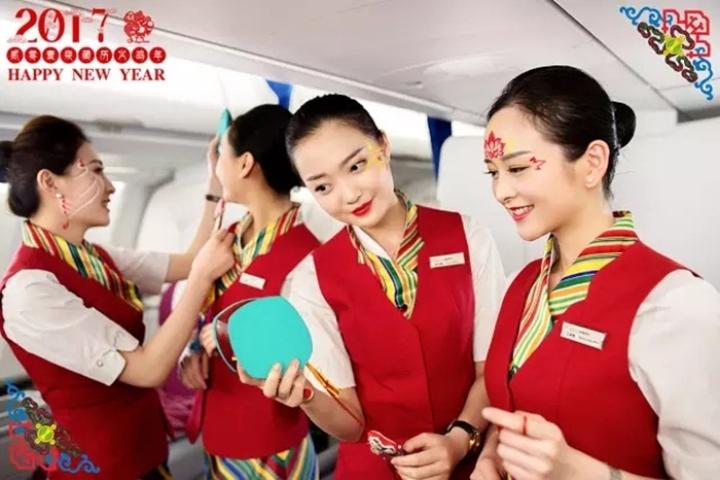西藏航空美女空姐脸上绘“吉祥八宝”庆祝藏历新年