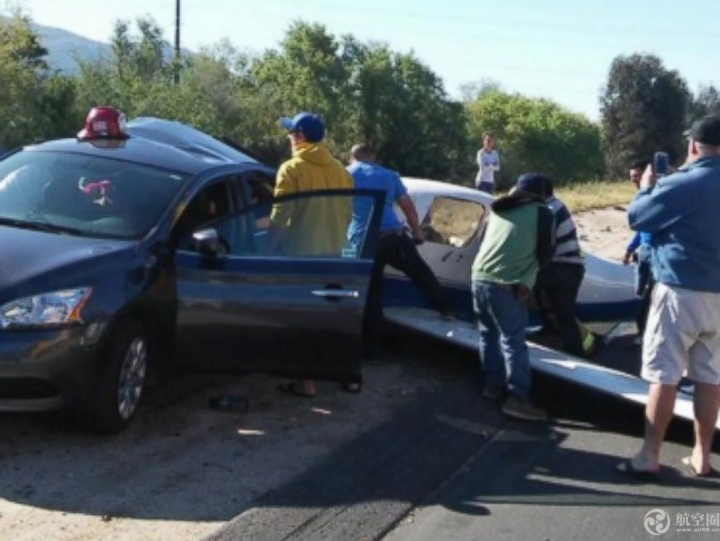 小飞机高速公路上追尾汽车