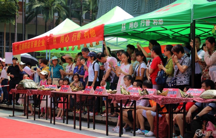 端午节广西博物馆民族文物苑举行“粽王争霸”赛，除了粽子争霸，还举行民俗体验和文艺表演。
