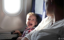 国际航班1岁婴儿哭9小时家长不作为 商务舱旅客崩溃欲索赔