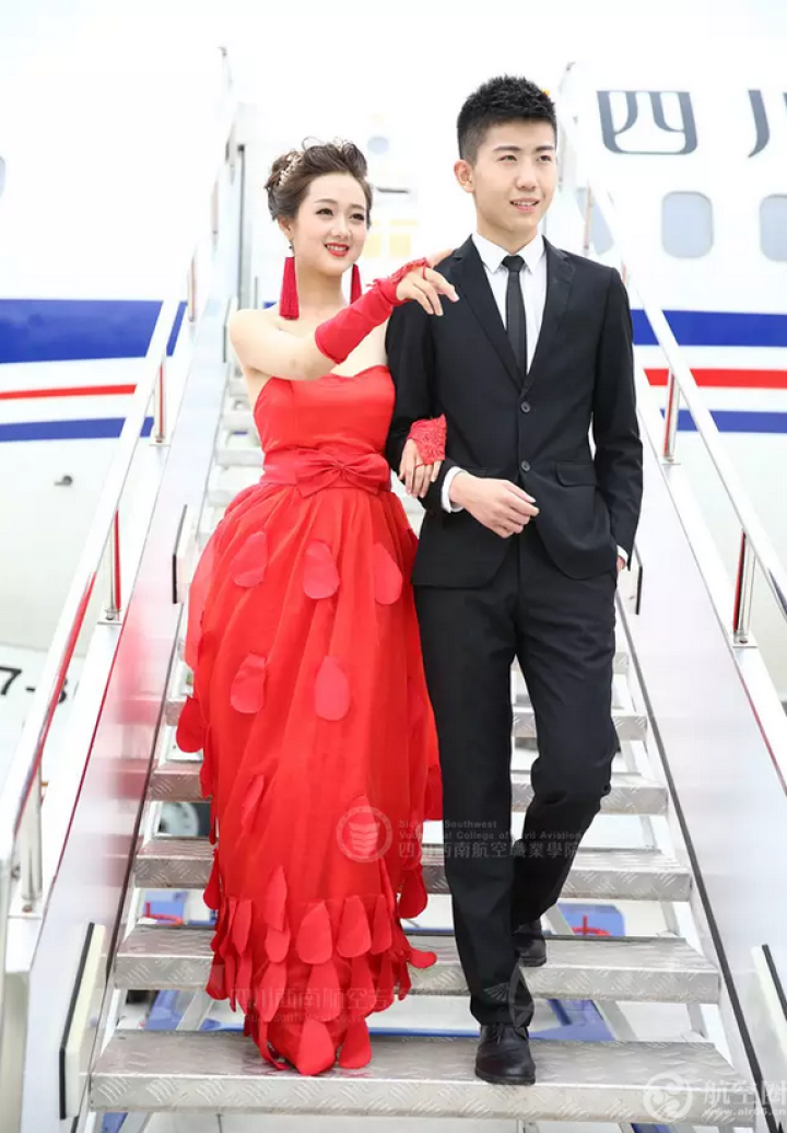 准空姐、空少别出心裁，穿着婚纱拍另类毕业照。