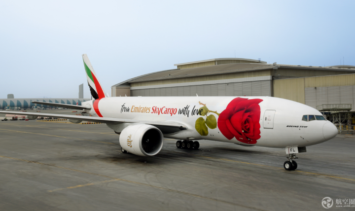 阿联酋货运航空红玫瑰涂装777货机亮相