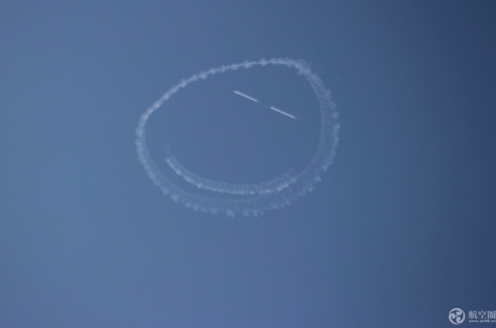 2017郑州航展上特技飞行员在天空画出巨大的笑脸